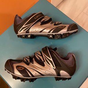 GIRO CYCLING SHOES SIZE US 8.25 FOR WOMEN